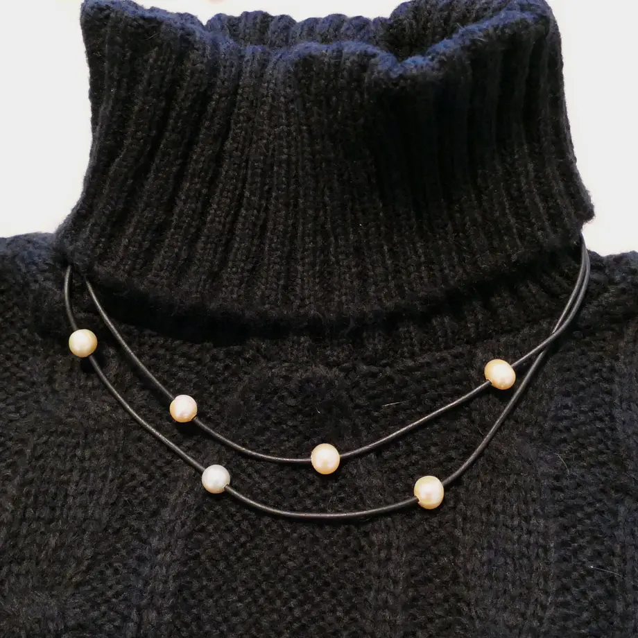 ブラック革紐とピンクパールの二連ネックレス Bk Tky