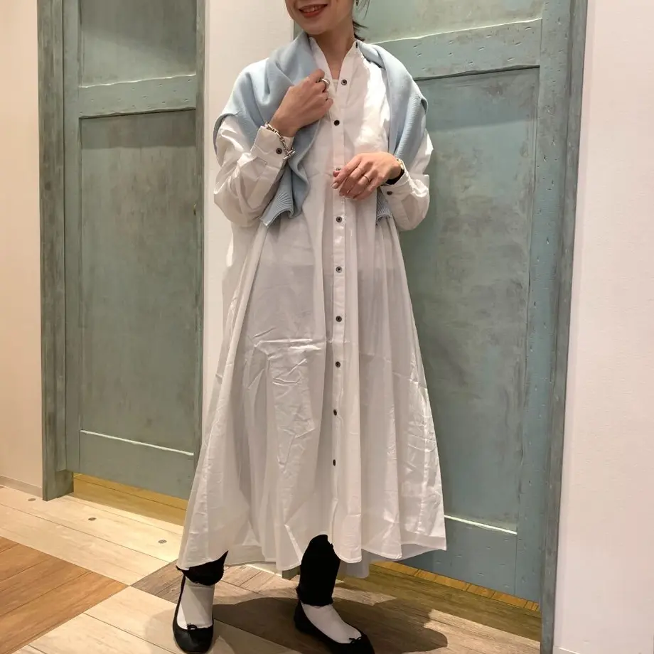 真っ白なロング丈のシャツワンピを主役に。