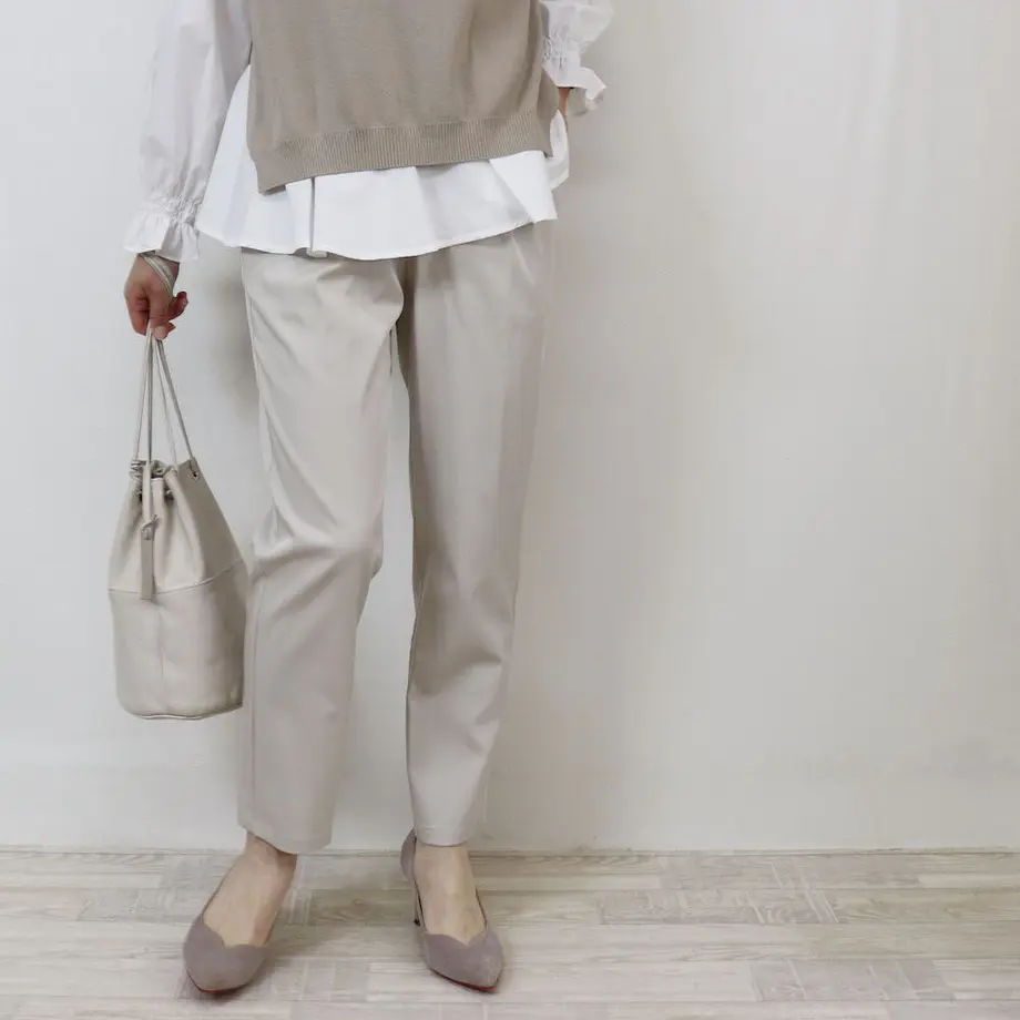 真っ白なロング丈のシャツワンピを主役に。