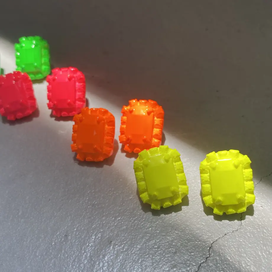 61025f050536244e55840761