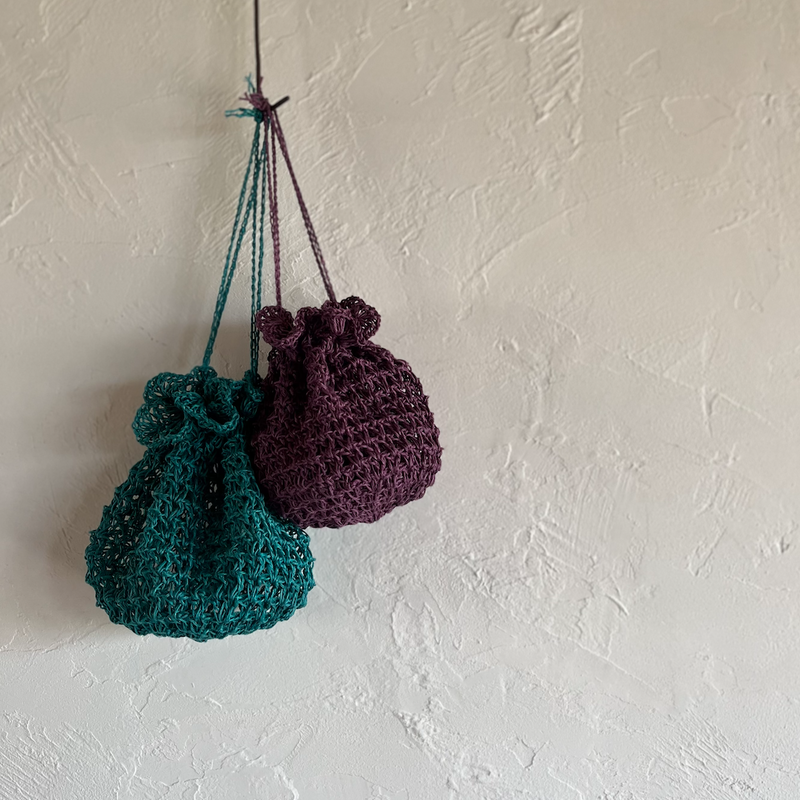 送料込み 透かし模様の軽やか帽子 の編み方で作るきんちゃくポーチー印刷済み編み図のみ のコ