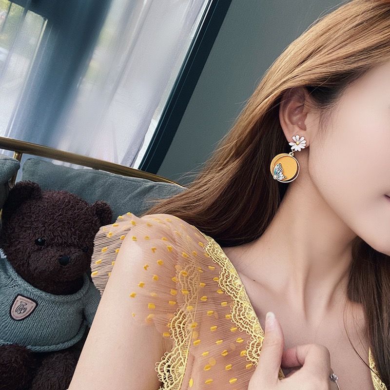 オーダー商品】 オシャレデイジーピアスイヤリング | Airpods Case Store オーダー商品】 オシャレデイジーピアスイヤリング | Airpods Case Store