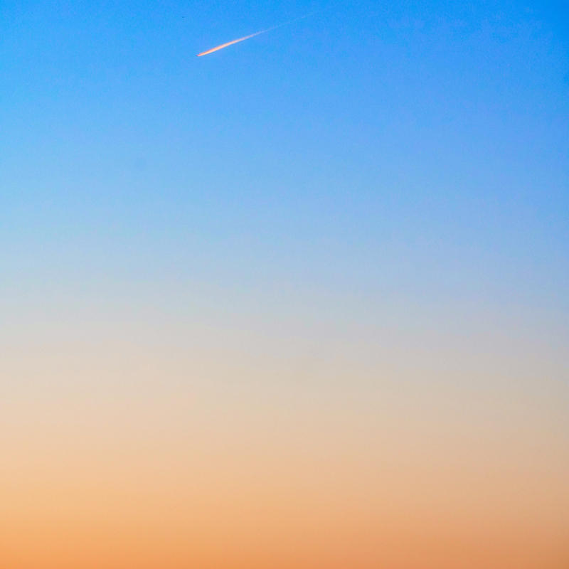 夕焼けグラデーションと飛行機雲 山形県朝日連峰 Airtime Photography