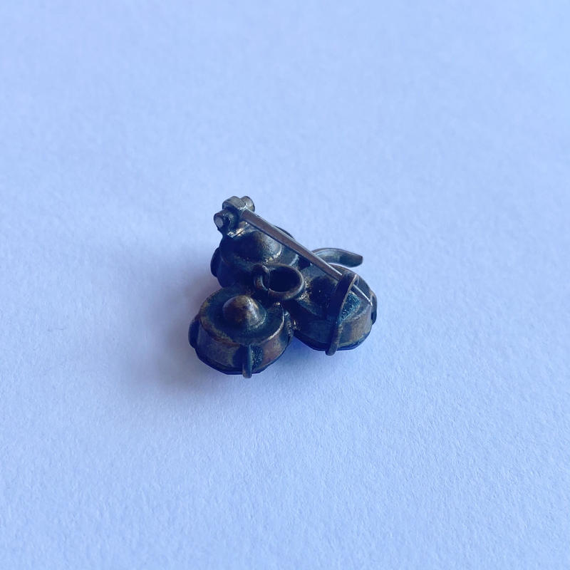 アイリスグラス シャムロック ブローチ | Amelie Antique 純正オンラインストア アイリスガラスのクローバー/シャムロックのブローチ 虹色 アンティーク ブローチ/コサージュ