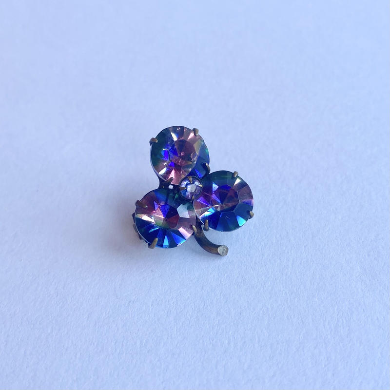 アイリスグラス シャムロック ブローチ | Amelie Antique 純正オンラインストア アイリスガラスのクローバー/シャムロックのブローチ 虹色 アンティーク ブローチ/コサージュ