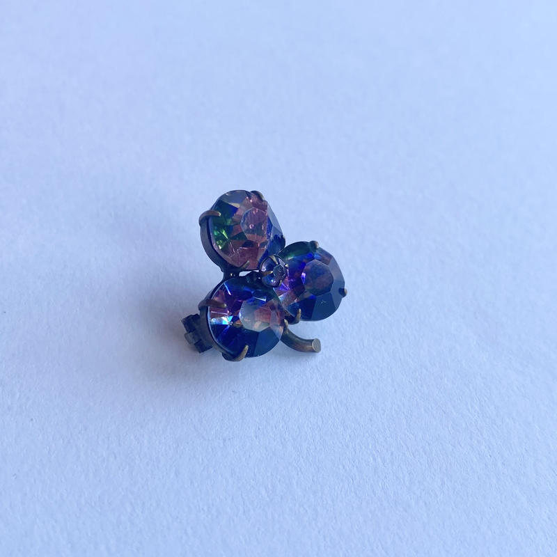 アイリスグラス シャムロック ブローチ | Amelie Antique 純正オンラインストア アイリスガラスのクローバー/シャムロックのブローチ 虹色 アンティーク ブローチ/コサージュ