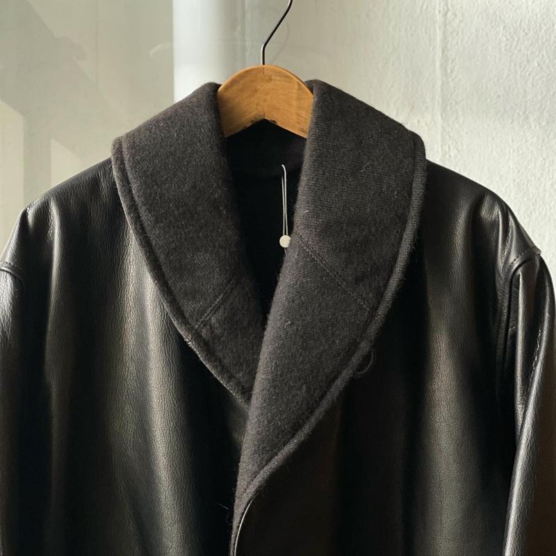 COMOLI レザーショールカラーコート | Less Higashikawa COMOLI レザーショールカラーコート | Less Higashikawa