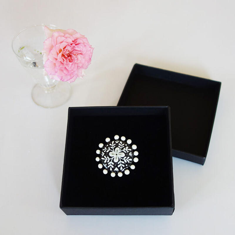 お花のブローチ モノトーン リトアニアのハンドメイド Andhand お花のブローチ モノトーン リトアニアのハンドメイド Andhand