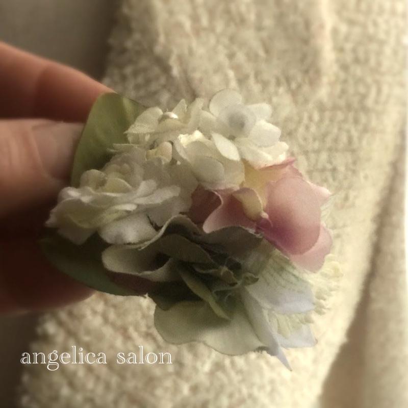 小さな花束を胸に 白い小花 あじさい パール アストランティアのコサージュ Angelic