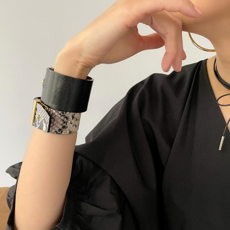 l*g様 シャネル パイソン(蛇) バングル 超絶カッコイイ！ シャネル パイソン(蛇) バングル