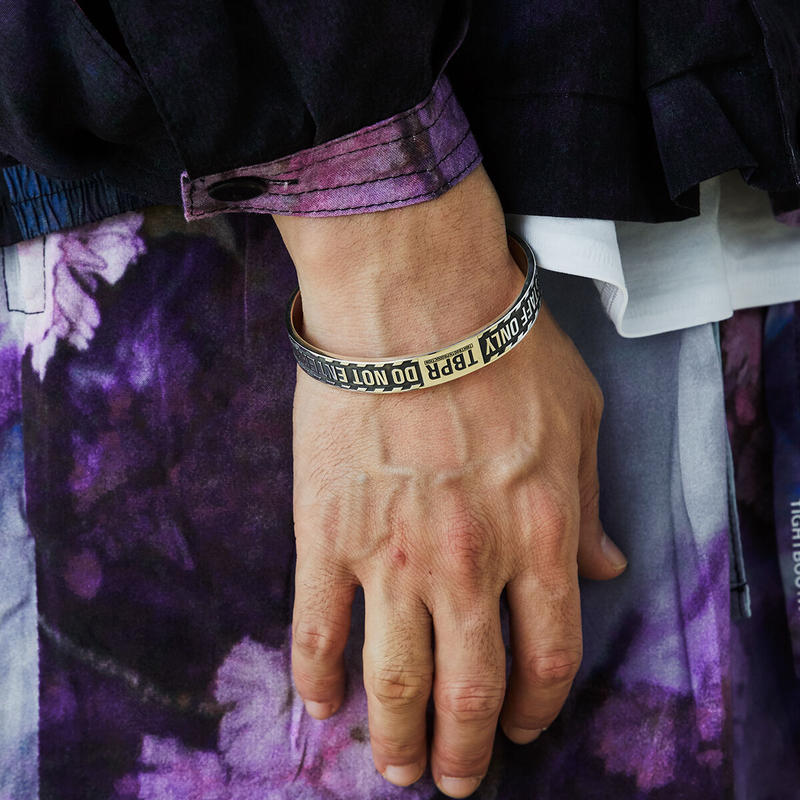 お得】 tightbooth BANGLE TAPE WARNING - バングル/リストバンド を安く販売 TIGHTBOOTH・WARNING TAPE BANGLE バングル/リストバンド