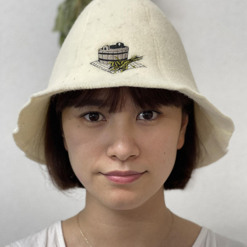 当店ロゴ入り Wool 100 フェルトのサウナハット かわいい刺繍入り 男女兼用 オフホワ