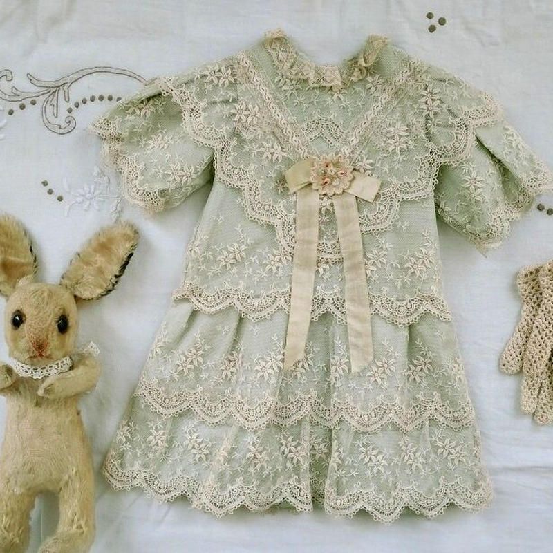 手縫いお人形用シルクのワンピースドレス ペールブルー By Jutigny 手縫いお人形用シルクのワンピースドレス ペールブルー By Jutigny