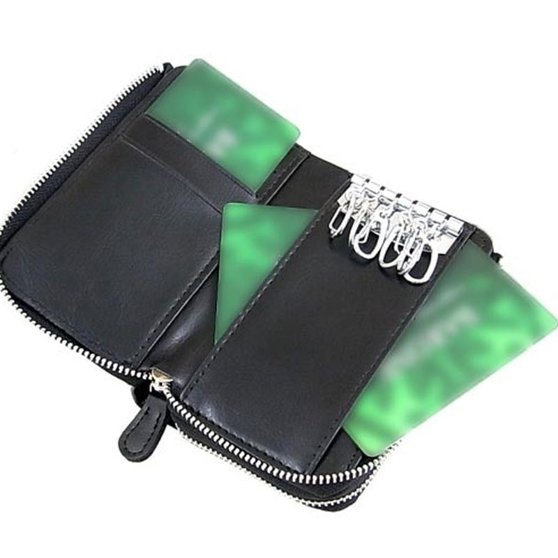 ブランド名を刻印しないという発想から生まれたブランド キーウォレット ダコタレザーキーケース