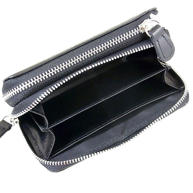 ブランド名を刻印しないという発想から生まれたブランド キーウォレット ダコタレザーキーケース