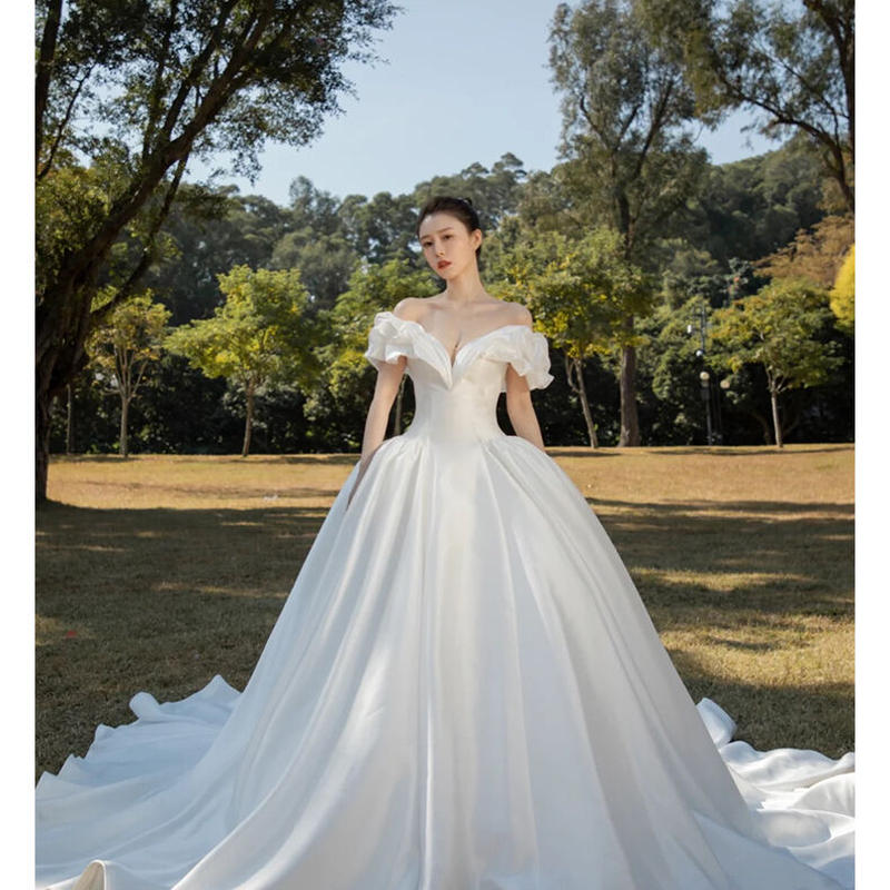 オードリー風 ウエディングドレス ホワイト 光沢サテン オフショル クラシカル 憧れの オードリー風 ウエディングドレス ホワイト 光沢サテン オフショル クラシカル 憧れの