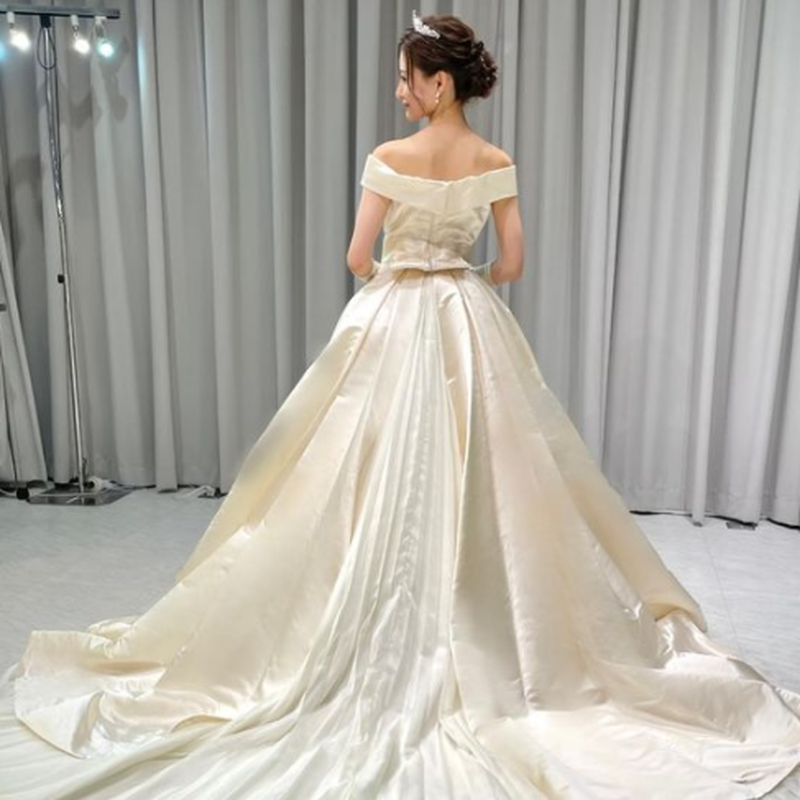 クラシカル ウエディングドレス オフホワイト 光沢サテン オフショル ミニトレーン 結婚式 クラシカル ウエディングドレス オフホワイト 光沢サテン オフショル ミニトレーン 結婚式