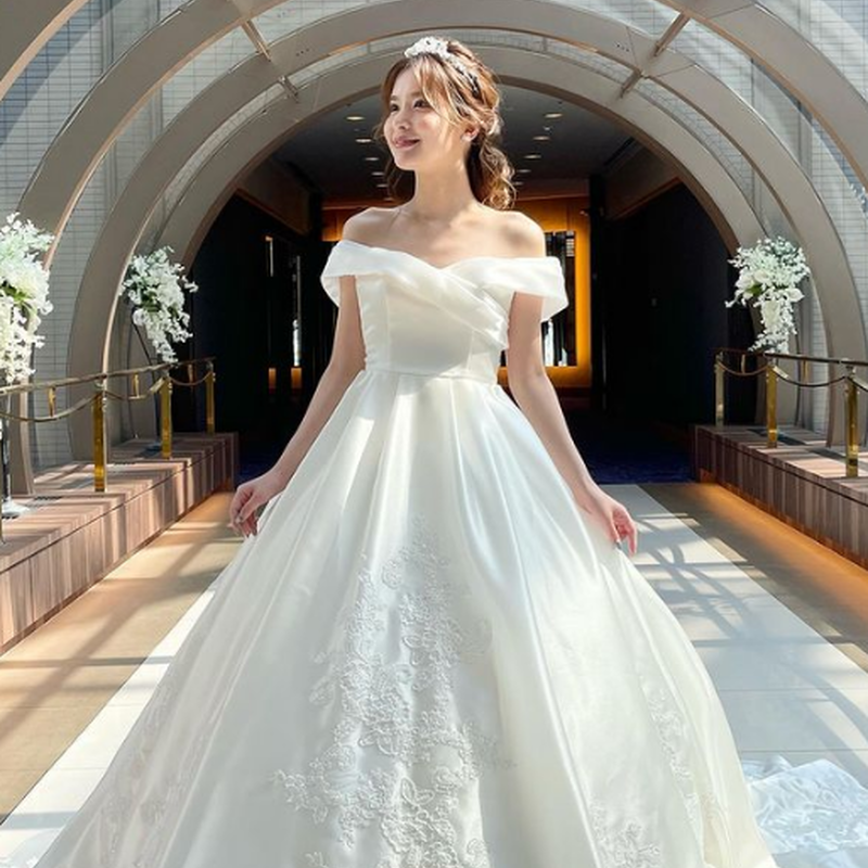 シアーな美しさ ウエディングドレス 純白 オフショルダー プリンセスライン 枝花刺繍 トレー