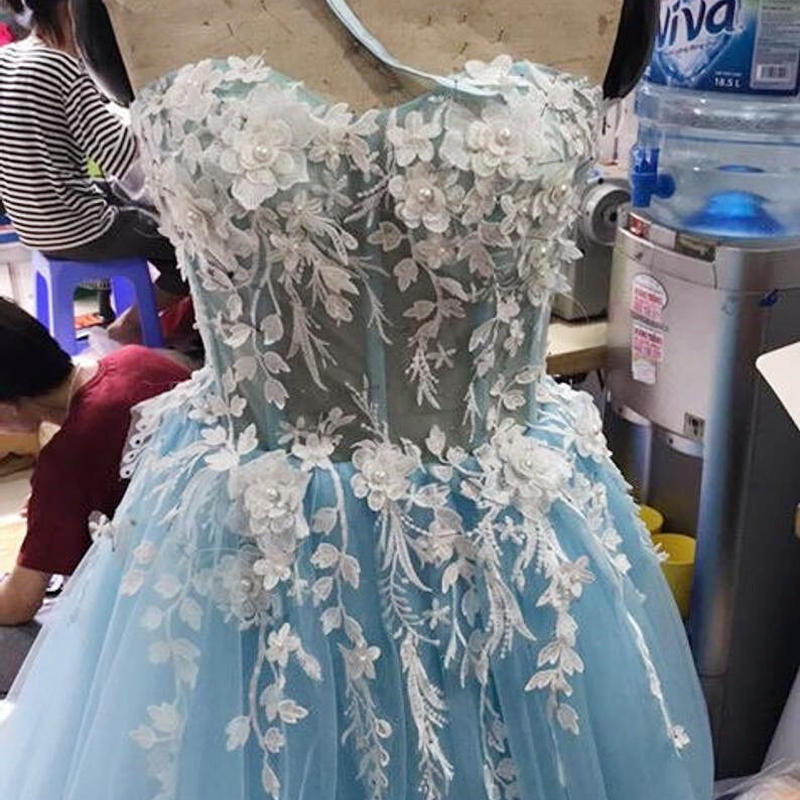 美品 カラードレス 水色 ベアトップ プリンセスライン 花モチーフ エレガント 花嫁 披露宴