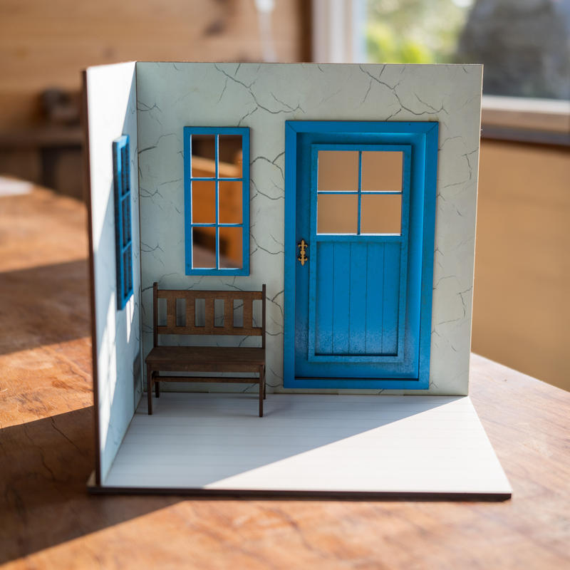 1 10スケールドールハウス新作壁紙ダメージ漆喰風 ライトブルーのドア Kkcompany
