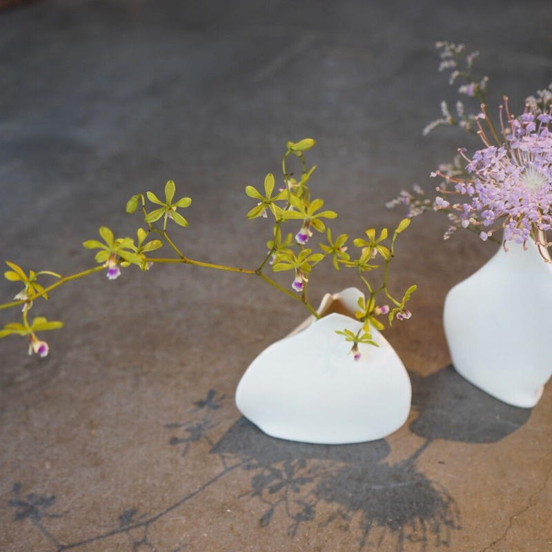 カーブ三角陶器ベース ホワイト Low フラワーベース 花器 花瓶 陶器 インテリア オシャレ カーブ三角陶器ベース ホワイト Low フラワーベース 花器 花瓶 陶器 インテリア オシャレ