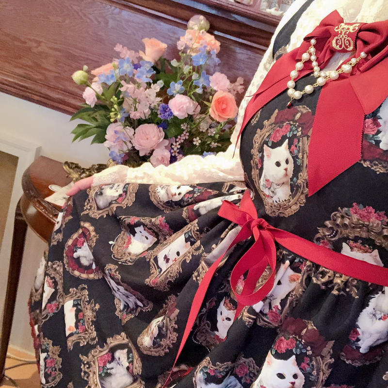 復刻】猫の王女達の肖像画JSK (M〜Lサイズ・XLサイズ) | Enchantlic 正規品セール アンシャンテリックアンシャンテリー 復刻 猫の王女達の肖像画 ジャンスカ ひざ丈ワンピース