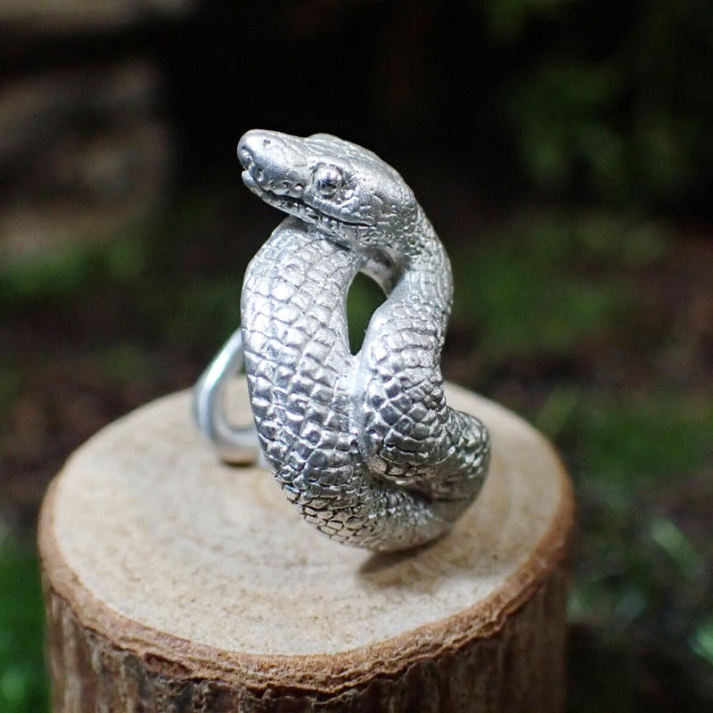 巻き付くボールパイソンイヤーカフ White Emiria Online Shop