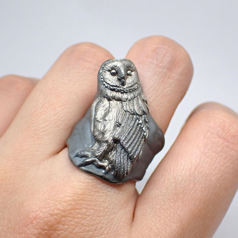 首傾げるメンフクロウリング Black Emiria Online Shop