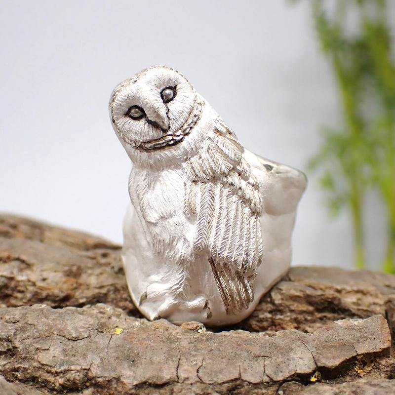 首傾げるメンフクロウリング White Emiria Online Shop
