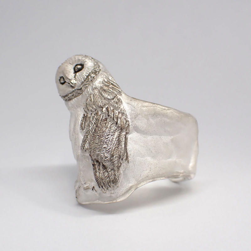 首傾げるメンフクロウリング White Emiria Online Shop