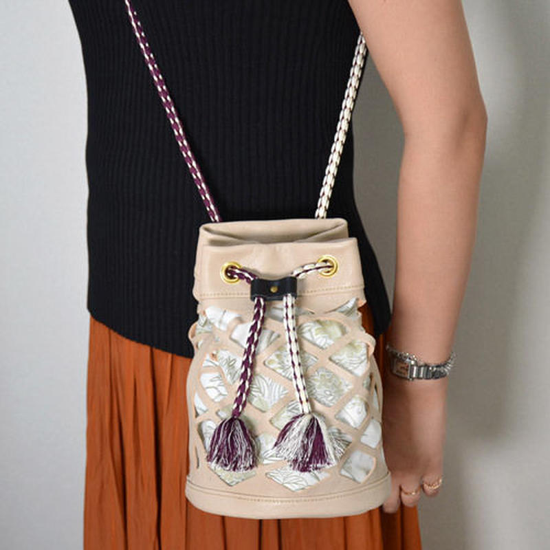 レザー巾着バッグ 巾着ショルダーバッグ ベージュ 和柄レザーバッグ 着物アロハシャツ販売