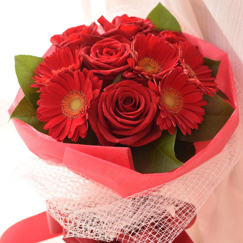 赤いバラと赤いガーベラの花束 Ohana No Ouchi Yamamoto