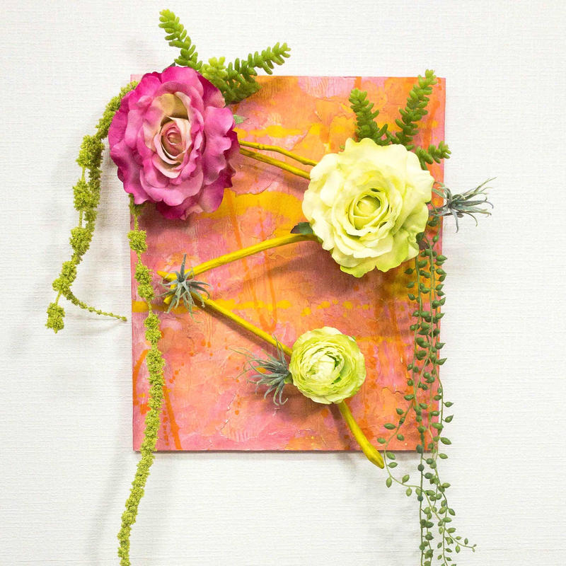 バラの造花の壁掛け バラ 多肉植物 アマランサス グリーンネックレス 流木 花屋のアートワーク