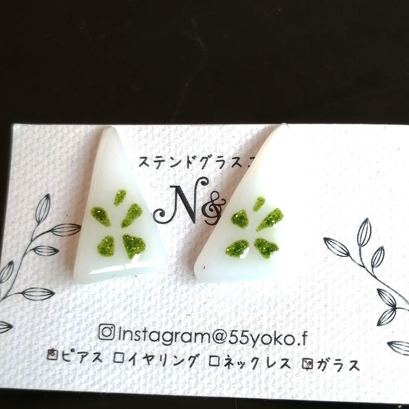 ガラスのピアス クローバー ステンドグラスn F工房 ガラスのピアス クローバー ステンドグラスn F工房