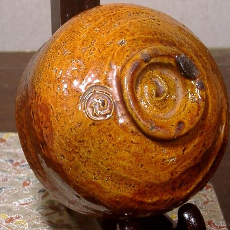大樋焼　大樋宗春作　飴釉　茶碗　在銘　無傷　箱誂。 大樋焼 大樋宗春作 飴釉 茶碗 在銘 無傷 箱合。