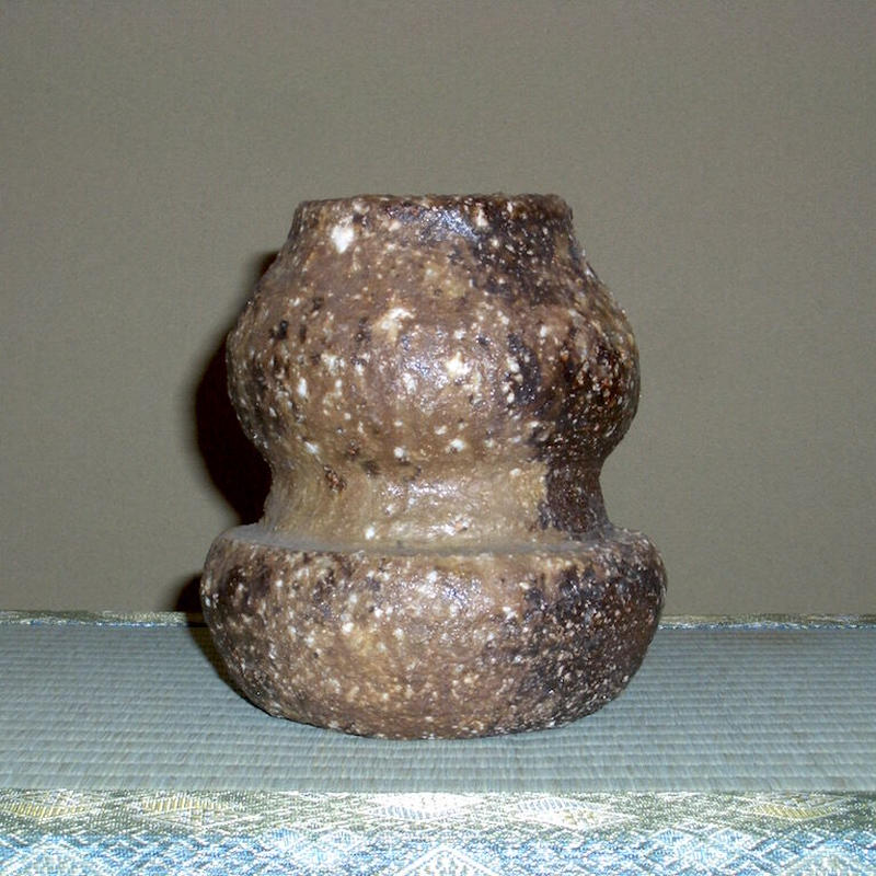信楽焼　安倍 均 作（号：無畏庵）（松永耳庵・養子）掛花入　無傷　共箱　在銘。 信楽焼 安倍 均 作（号：無畏庵）（松永耳庵・養子）掛花入 無傷 共