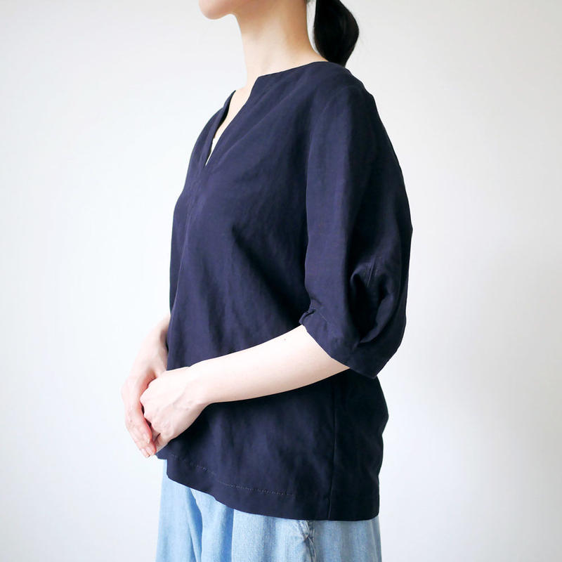 Sacra サクラ ビスコースリネン パフスリーブ ブラウス Navy Gouache Sacra サクラ ビスコースリネン パフスリーブ ブラウス Navy Gouache