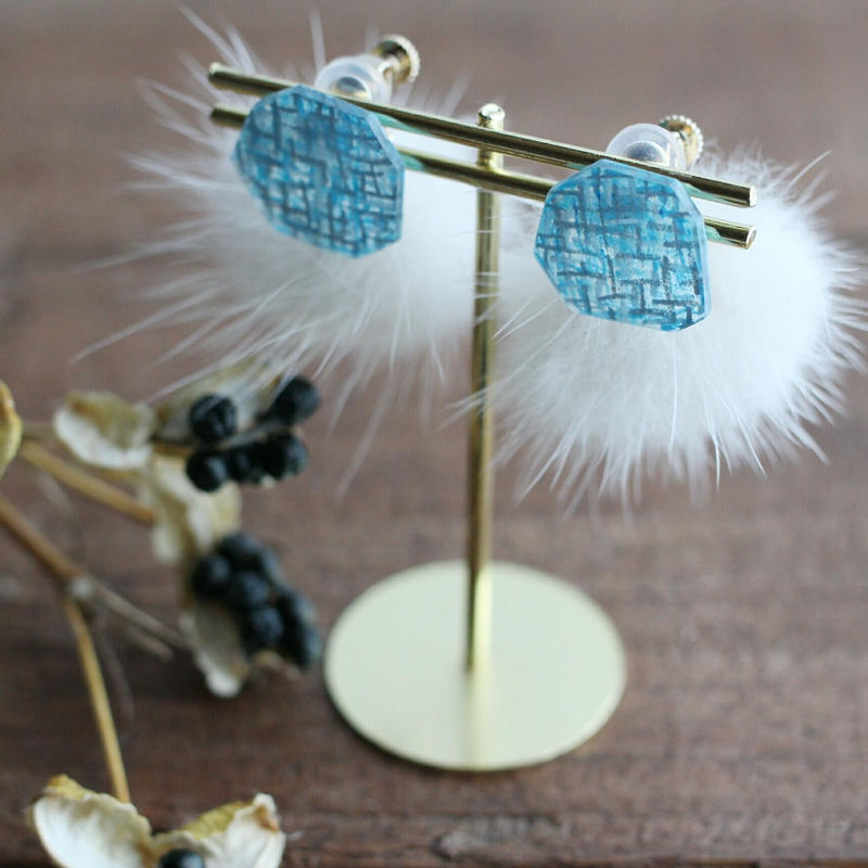 ミンクファー付ツイード風イヤリング ライトブルー Greenfeeling