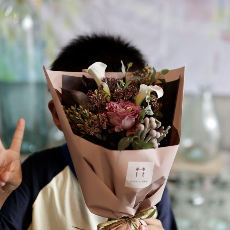 大きすぎも照れくさい お別れのちょこっと花束 花のあるくらし研究所 大きすぎも照れくさい お別れのちょこっと花束 花のあるくらし研究所