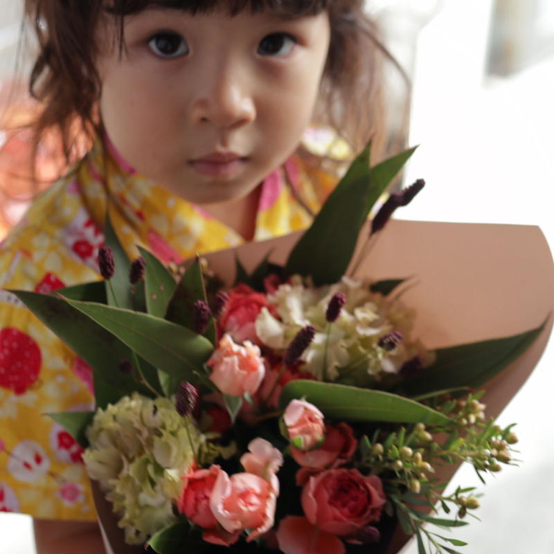 大きすぎも照れくさい お別れのちょこっと花束 花のあるくらし研究所 大きすぎも照れくさい お別れのちょこっと花束 花のあるくらし研究所