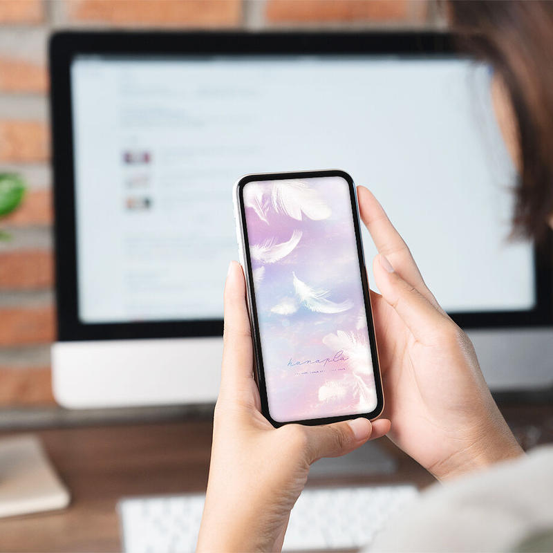 運気上昇の待ち受け画面 天使のシンボル ふわふわとした白い羽根が空を舞うスマホ壁紙 おし 運気上昇の待ち受け画面 天使のシンボル ふわふわとした白い羽根が空を舞うスマホ壁紙 おし