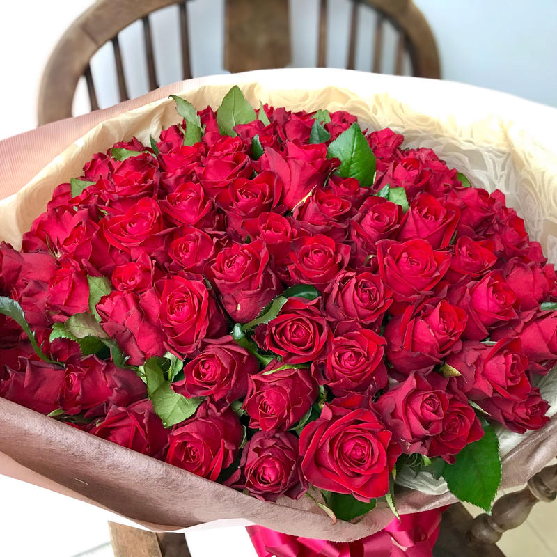 スポーツマ 産地厳選バラの花束100本 赤 ピンク 白 黄オレンジ バラ 開店祝い 誕生日 記念日 還暦祝い ばら 100本 花のギフト店 リ 薔薇 薔薇の花束 バラの花束 ギフト プロポーズバラ 100本バラ があります