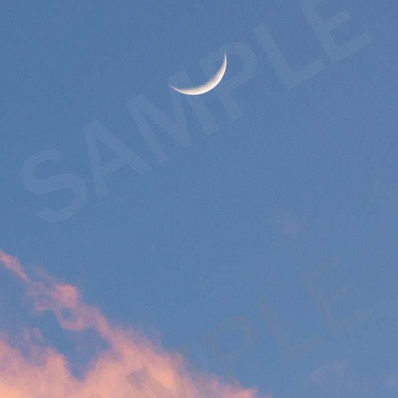 スマホ壁紙 Waxing Crescent 009 光る夕雲と三日月 Hatsuemoon