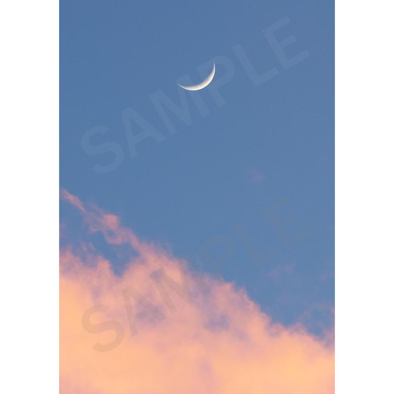 スマホ壁紙 Waxing Crescent 009 光る夕雲と三日月 Hatsuemoon