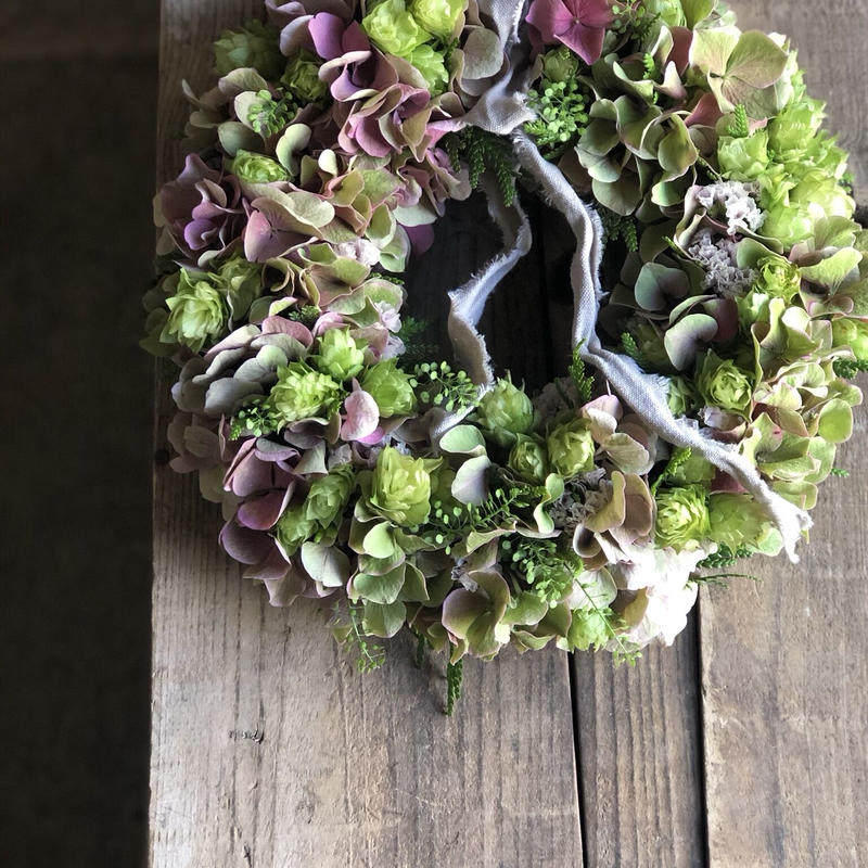 ホップとアンティークアジサイのフレッシュリースp Helianthus Garden On