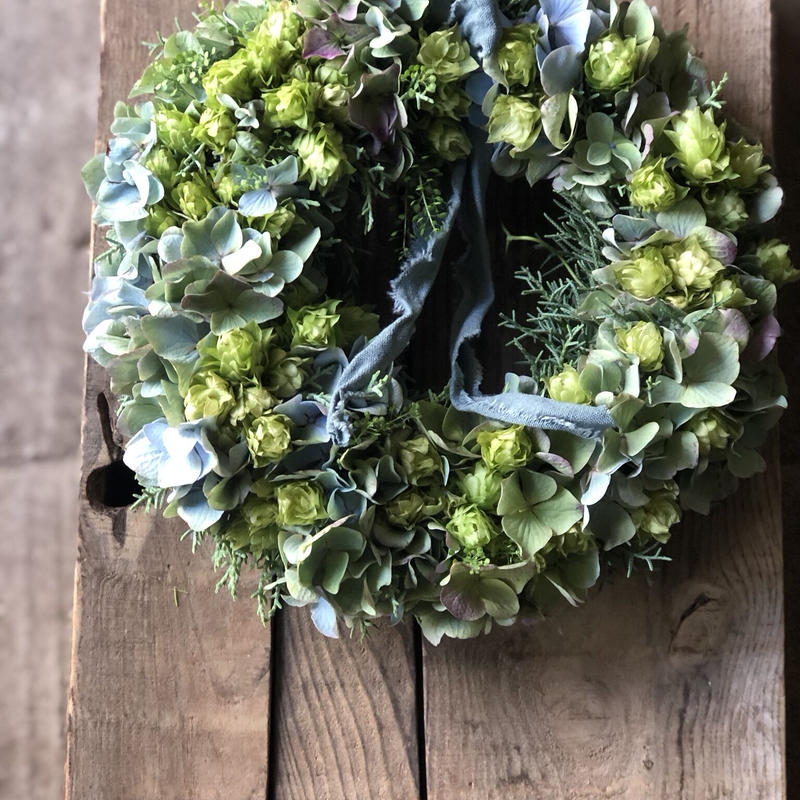 ホップとアンティークアジサイのフレッシュリースb Helianthus Garden On