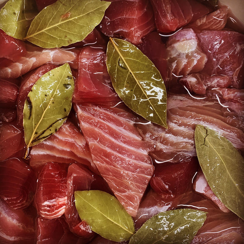 マグロの燻製 3種のハーブ入りオリーブオイル漬け Smoked Tuna In Olive