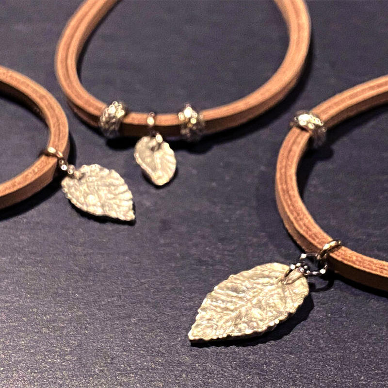 オリジナルシルバーパーツ カレンシルバー ミニリーフ スエードブレスレット Vivu L