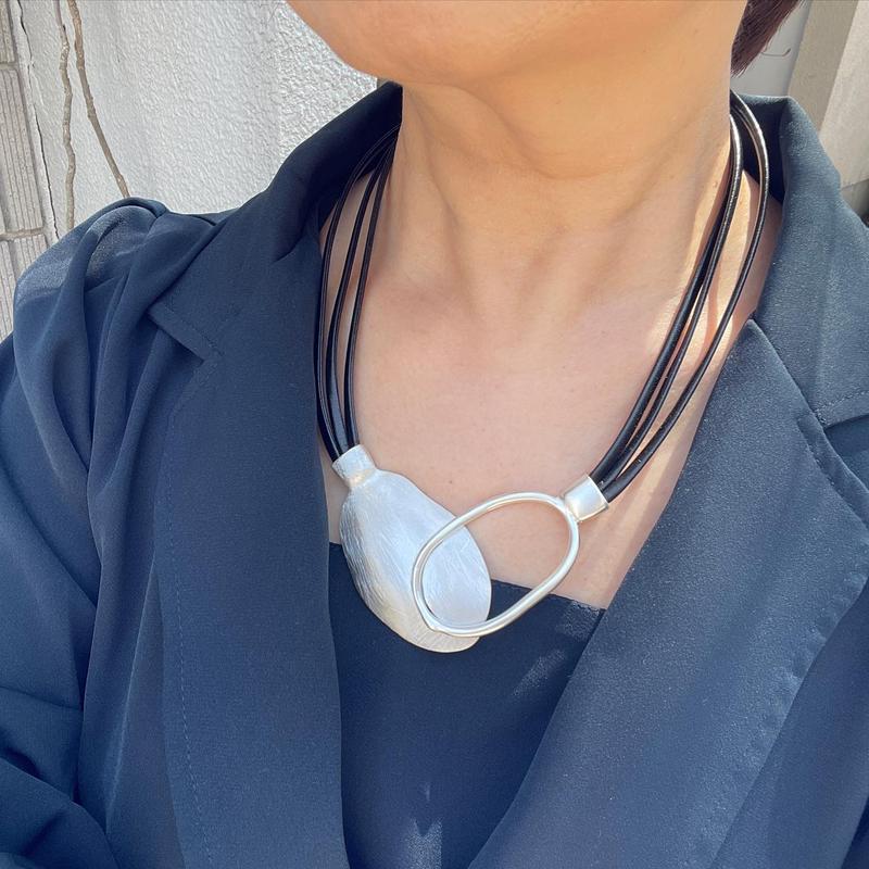 くすみシルバーボリュームネックレス Midum ミドゥム