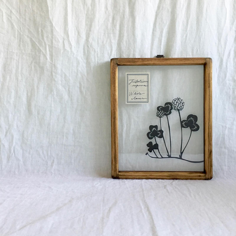 シロツメクサの切り絵フレーム こえだ社